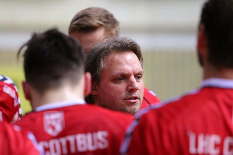 Trainer Marcel Linge bei der Teamansprache. Foto: LHC Cottbus