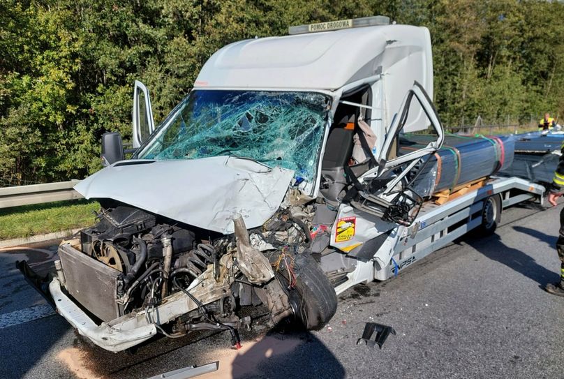 Der Mercedes Sprinter wurde bei dem Auffahrunfall schwer beschädigt.