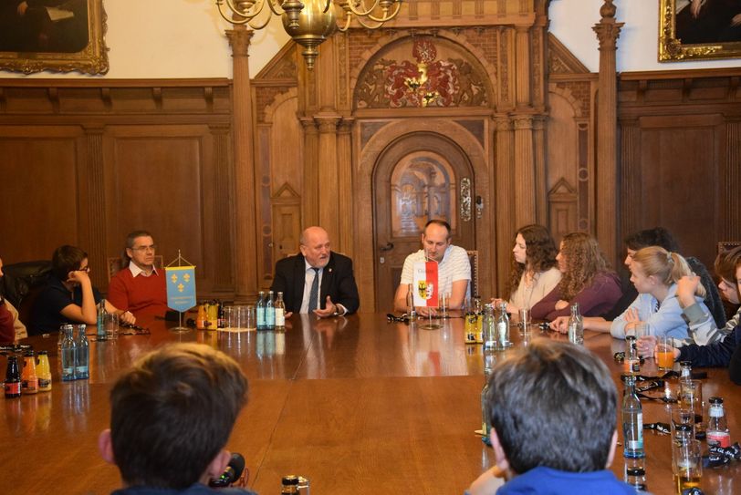 Oberbürgermeister Siegfried Deinege im Gespräch mit den Sozialpraktikanten. Foto: Alin Serbe