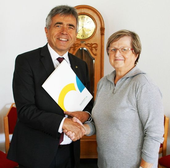 Landrat Harig übergab im Ratssaal die Auszeichnung »Ehrenamt des Monats« an Dr. Gisela Seidel. Foto: LRA Bautzen
