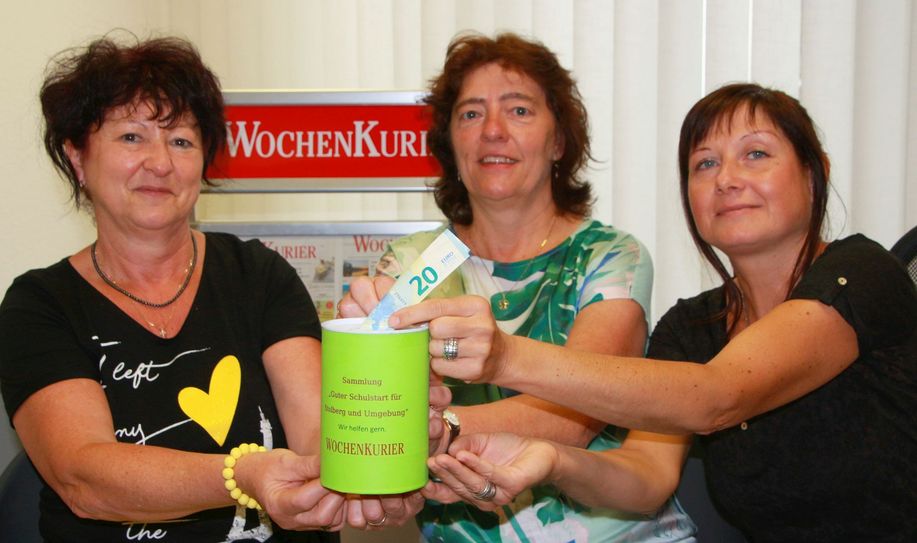 Auf der Rundreise durch drei WochenKurier-Geschäftsstellen des Gebietes West (Riesa, Meißen, Elbe-Elster) haben die Mitarbeiter (stellvertretend für alle Beteiligten: Kerstin Baumert, Steffi Sossna und Dörte Hanisch v.l.) einen kleinen Beitrag für die Spendenaktion »Guter Schulstart für Stolberg und Umgebung« geleistet. Unten: Spendenlager mit Ranzen und Initiatoren Team in Stolberg. Foto: Farrar