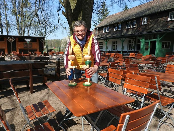 Noch schnell Osterdeko aufstellen, dann können die Gäste kommen. Foto: Pönisch