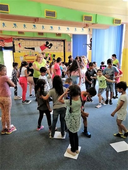Volle Konzentration der Kinder beim lustigen Tanz in die Herbstzeit.