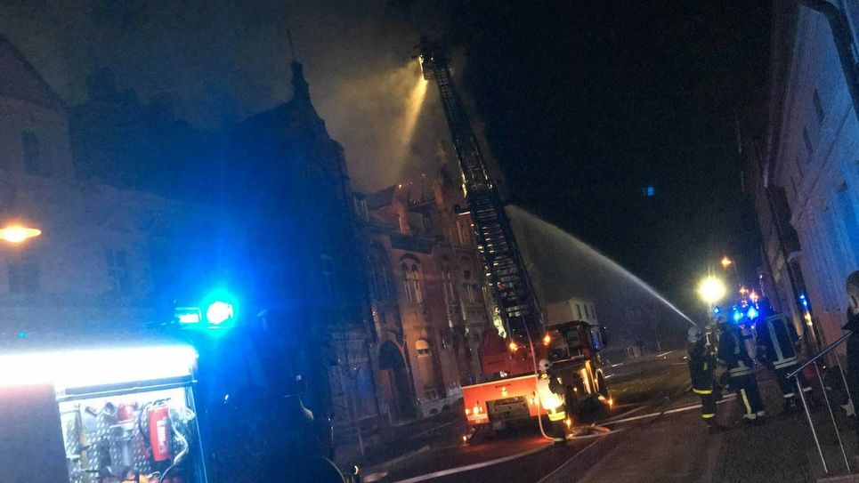 Sonntagnacht brannte die Rathsburg in Welzow. Foto: Blaulichtreporter