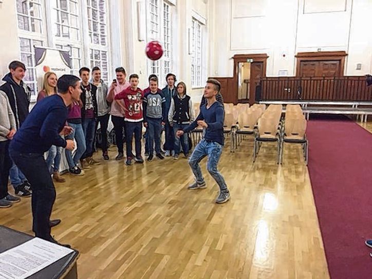 René Tretschok mit Schülern des Joliot-Curie-Gymnasiums bei einem Workshop am vergangenen Freitag. Das Gymnasium ist Projektschule der Sparkassen Fairplay Soccer Tour. Foto: Fairplay Soccer Tour