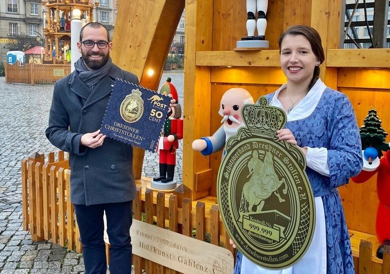 Alexander Hesse, Unternehmenssprecher PostModern und Stollenmädchen Lisa Zink mit der neuen Sondermarke für den Dresdner Stollenschutverband. Foto: PostModern