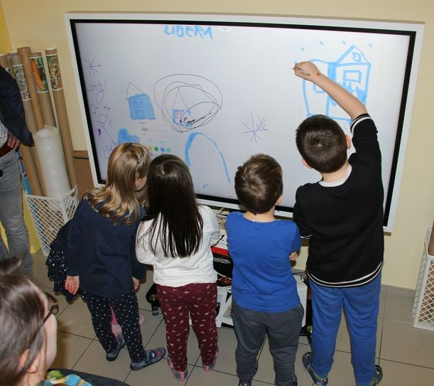 Das digitale Whiteboard im Forscherlabor wurde gleich von Kita-Kindern ausprobiert.