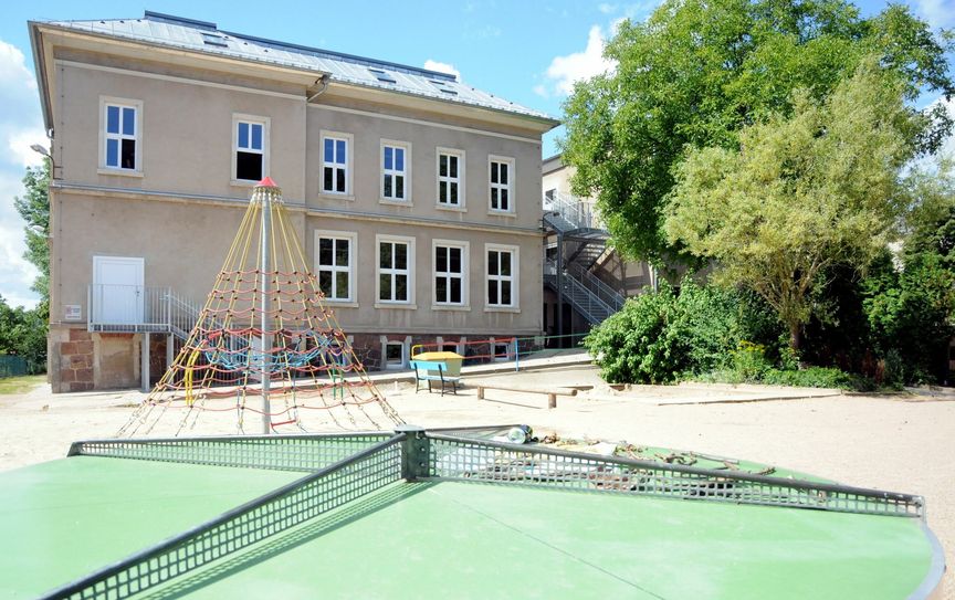 Bis an der Questenberg-Grundschule die Umzugswagen vorfahren, gibt es bei allen Beteiligten noch eine ganze Menge offene Fragen zu klären.                        Foto: Farrar