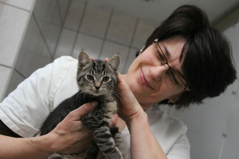Tierpflegerin Claudia Wechosch mit der kleinen Hetty. Foto: jho
