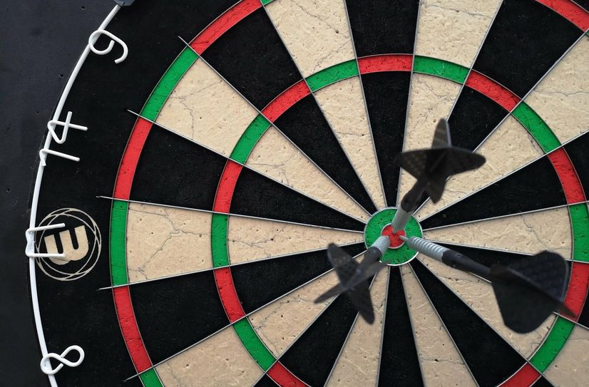 Ab den Herbstferien gibt es im b4 eine Dartmannschaft, die B-Liga spielt und jetzt jeden Freitag trainiert.