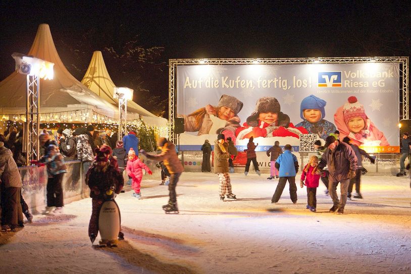 Riesa geht es auch auf dem Weihnachtsmarkt sportlich zu. Wer mag, begibt sich aufs Glatteis und dreht seine Runden.    Foto: Archiv