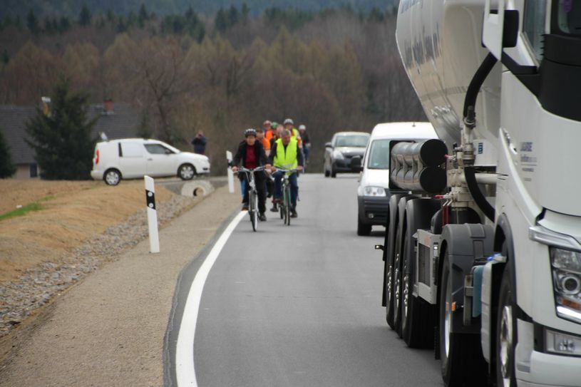 Radler kritisierten nach dem Ausbau der Staatsstraße 163 bei Hohnstein, dass der Radweg vergessen wurde. Ob das mit einem Radverkehrskonzept besser gelaufen wäre? Foto: Archiv