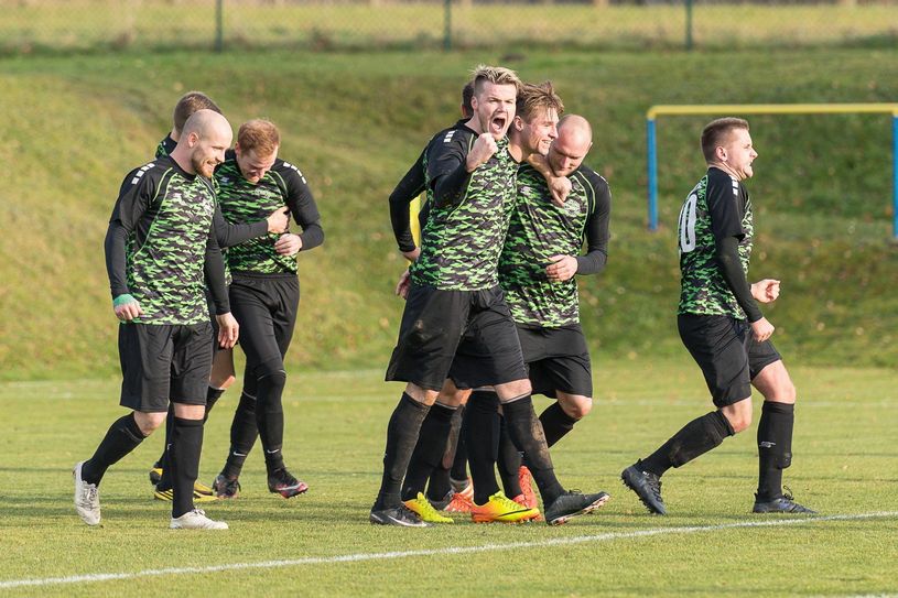 Richard Schöne freut sich nach dem Sieg beim FSV Oderwitz. Im Halbfinale bekommen es die Radebeuler mit einem Regionalliga-Team zu tun.               Foto: RBC