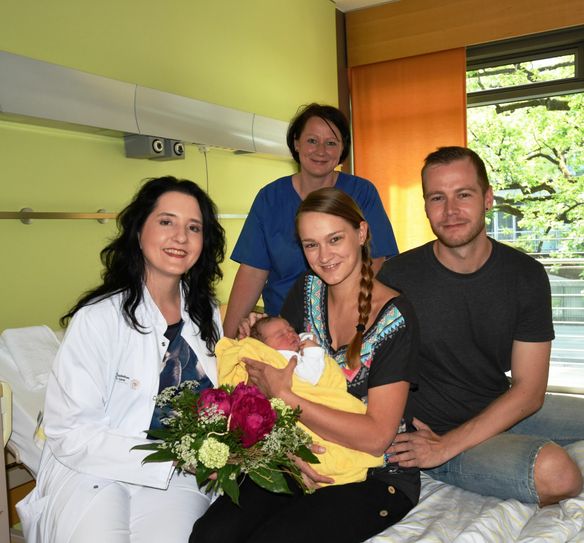Klinikdirektorin Prof. Pauline Wimberger und die leitende Hebamme Sandra Rings gratulieren Julia Bortenreuter und David Fleischer zu ihrer Tochter Elsa. (Foto: Felix Koopmann / Uniklinikum Dresden)