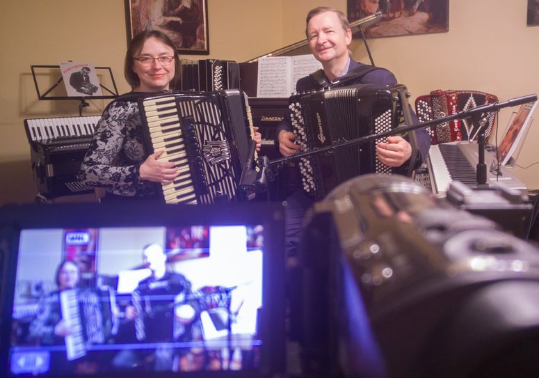 Galina und Wladimir Artsimovich bringen ihren Musikschülern per Livestream den Unterricht nach Hause. Foto: privat