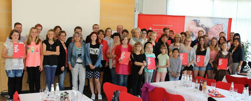 Vertreter der Schulen und Schulfördervereine erhielten im Pavillon der Sparkasse Elbe-Elster in Finsterwald eentsprechende Zuwendungsbestätigungen von der Sparkassenstiftung „Zukunft Elbe-Elster-Land“. Foto: sts