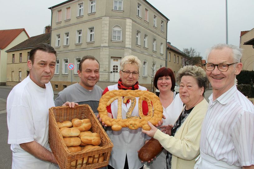 Fünf Leute sind heute in der Bäckerei tätig: Neben dem Inhaber und Bäckermeister Andreas Meschwitz (2. vo.li.), ist das Bruder Jörg Meschwitz (li.), die Verkäuferinnen Petra Wiesner (3.vo.li.) und Silke Schuster (3.vo.re.) sowie Altmeister Bernd Meschwitz (re.). Seine Frau Ingrid Meschwitz (2.vo.re.) freut sich auch über das Jubiläum. Foto: Stefan Staindl