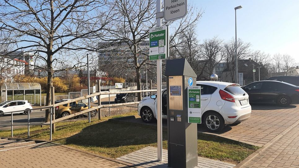 Der Parkplatz an der Dr. Külz-Straße ist künftig auch kostenpflichtig. Automat und Beschilderung stehen.