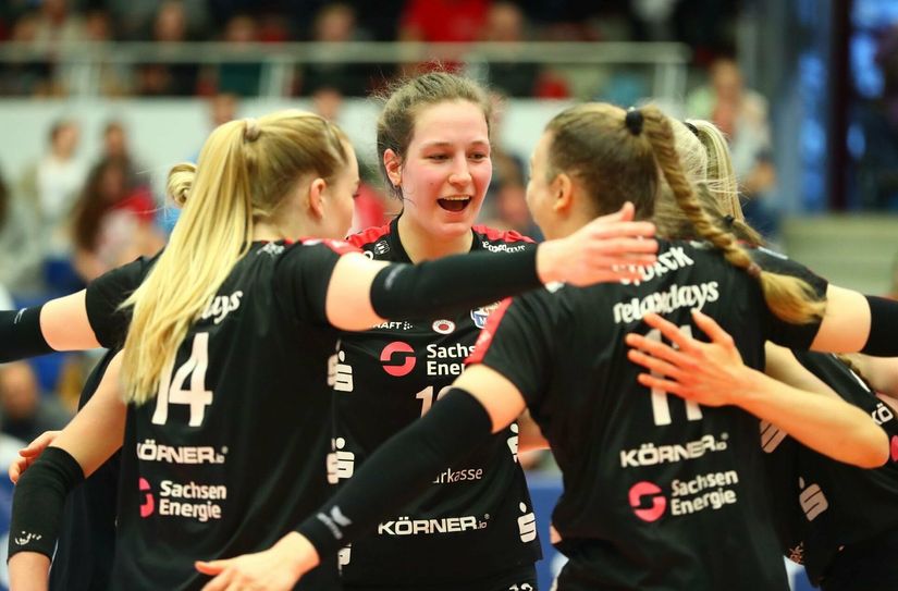 Endlich in der Bundesliga angekommen, Lena Linke (2.v.li.).