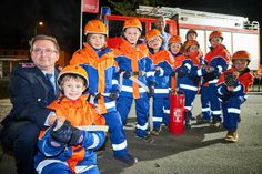 Jugendwart Sven Kegel (41) mit Max Endler (9) und den Kids der neuen Jugendfeuerwehr.