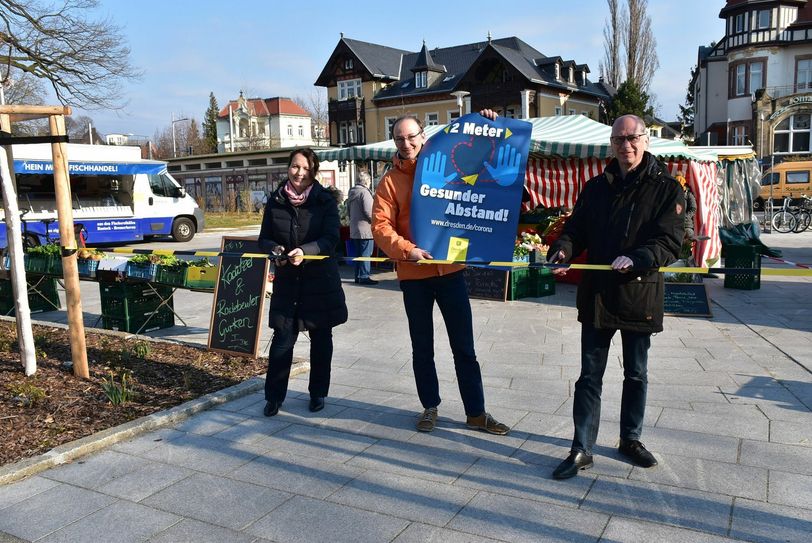 Madeleine Megyesi-Lukaß, Leiterin Wochenmärkte Deutsche Marktgilde, Dr. Robert Franke, AmtsleiterWirtschaftsförderung, Jörg Lämmerhirt, Stadtbezirksamtsleiter Prohlis (v.l.) Fotos (3): Trache