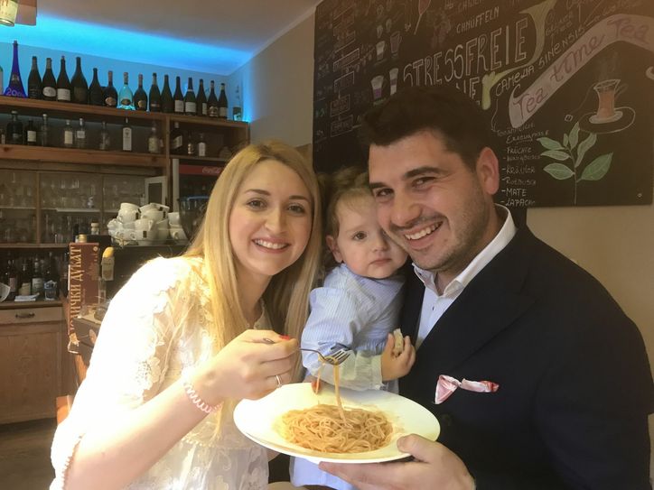 Nevena und Obrad Kovanovic mit Töchterchen Sofija im Lenz Deli & Café in Radebeul Ost.                                                       Foto: privat