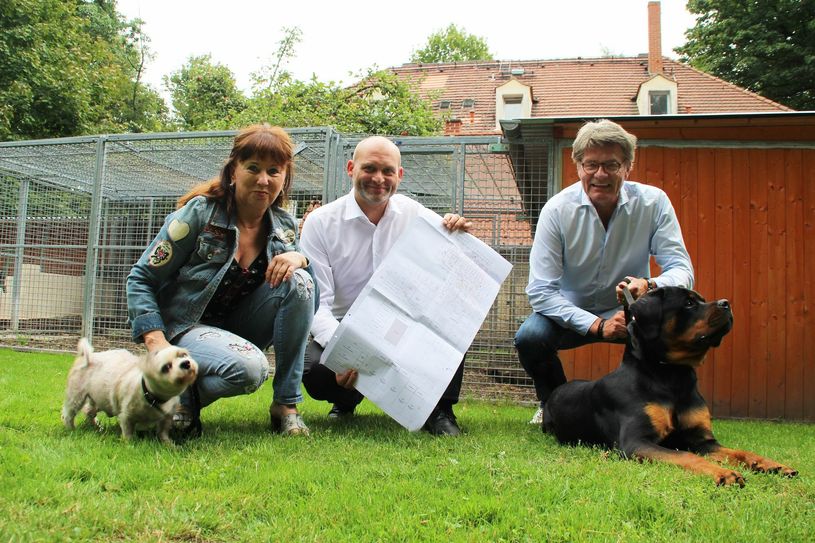 V.l.: Regina Barthel-Marr vom Tierschutzverein Freital und Umgebung e.V., Unternehmer Roland Hess und Schirmherr Peter Escher. Foto: Schramm