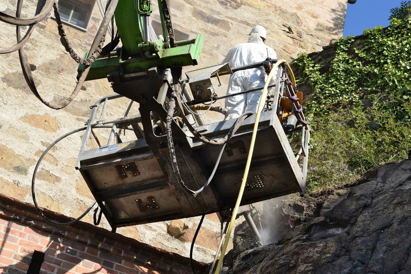 Bevor die Nägel ins Felsmassiv kommen, muss gebohrt werden. Mitunter eine langwierige Angelegenheit beim harten Granitgestein.
