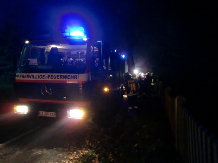 Übung der Freiwilligen Feuerwehren von Oßling in Weißig: Nach dem Anstellen einer Leiter konnte eine Person das Obergeschoss selbstständig verlassen, natürlich entsprechend mit einer Leine gesichert.