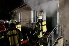 Bei der Übung der Freiwilligen Feuerwehren von Oßling an und in der ehemaligen Kindertagesstätte in Weißig kamen auch Atemschutzgeräteträger zum Einsatz. (Fotos: Dirk Raffe)