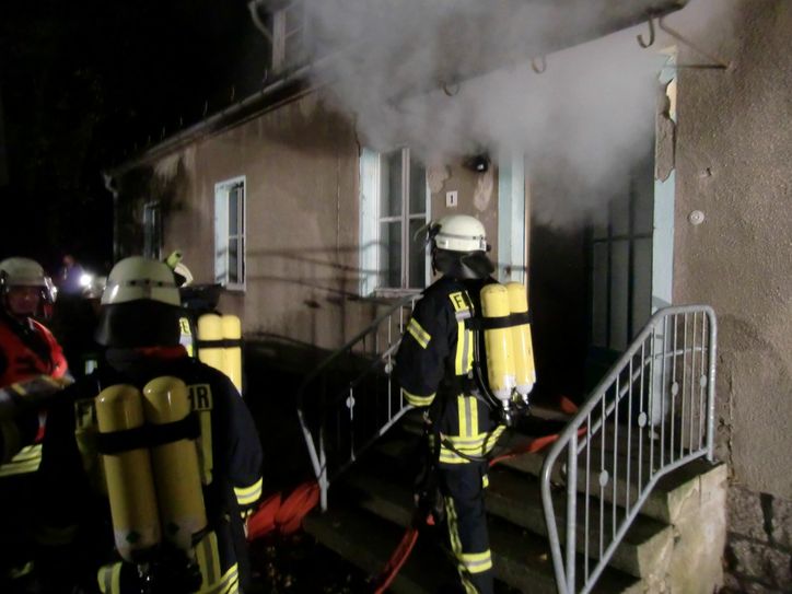 Bei der Übung der Freiwilligen Feuerwehren von Oßling an und in der ehemaligen Kindertagesstätte in Weißig kamen auch Atemschutzgeräteträger zum Einsatz. (Fotos: Dirk Raffe)