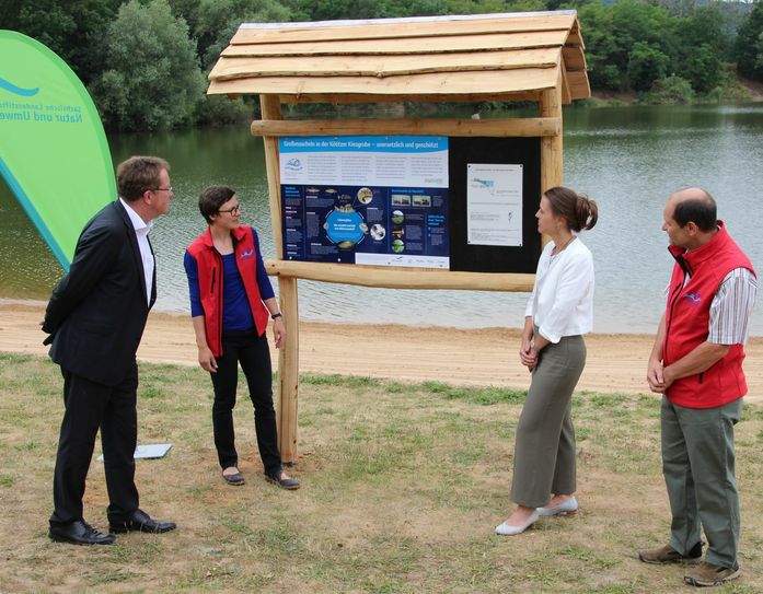 Am Kötitzer Badesee informiert jetzt eine Tafel über Rolle und Bedeutung der Malermuscheln. Fotos: Pönisch