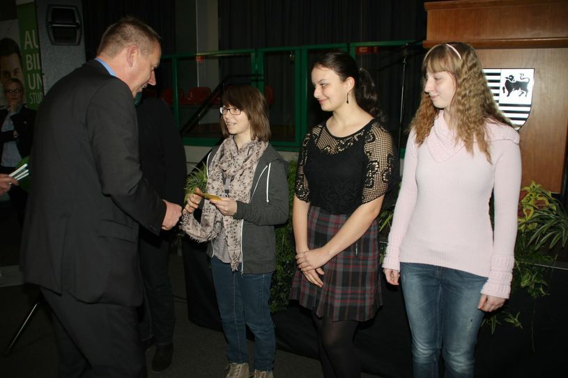 Annika Dittrich und Alexandra Scupin (beide 9. Klasse desSängerstadt Gymnasiums Finsterwalde), sie waren bei Yvonne Kuhl im Klinikum Elbe-Elster, sowie Linda Schönfeld (10. Klasse der Oscar-Kjellberg-Oberschule) wurden ausgezeichnet. Foto: H. Lübeck
