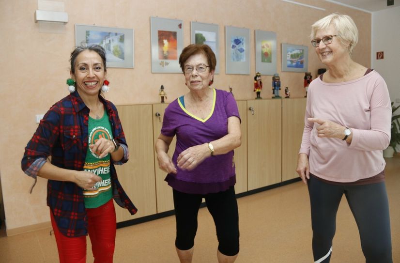 Zumba-Trainerin Onari  mit Gertraude Gräubig und Susanne Enger beim Kurs.