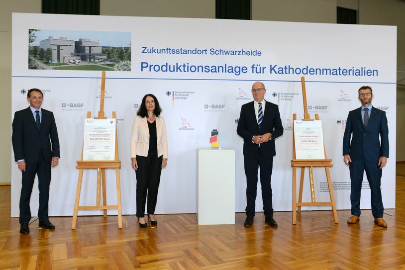 Stellvertretend für Bund und Land haben die  Parlamentarische Staatsekretärin beim Bundesminister für Wirtschaft und Energie, Elisabeth Winkelmeier-Becker (2.vo.li.), und der Ministerpräsident des Landes Brandenburg, Dr. Dietmar Woidke (2.vo.re.), einen Zuwendungsbescheid an den Vorsitzenden der Geschäftsführung der BASF Schwarzheide GmbH, Jürgen Fuchs (li.), übergeben. Mit dabei auch BASFInfrastrukturleiter Bram Jansen (re.). Foto: BASF Schwarzheide