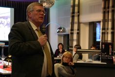 Bernd Brückner im Radebeuler "Seventies". Der ehemalige Personenschützer sprach vor rund 50 Gästen. Foto: Ulrike Keller