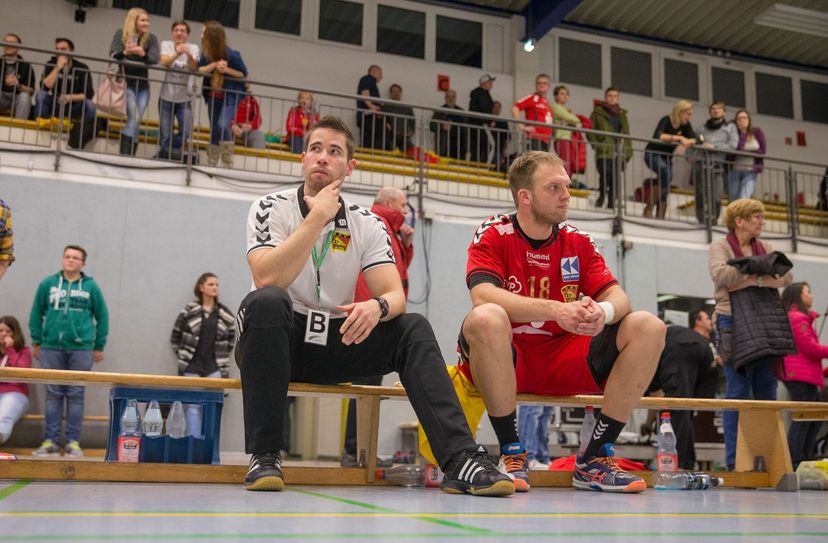 Trainer Alexander Hübner blickte nachdenklich auf das Ergebnis auf der Anzeigetafel.  Foto: M. Förster