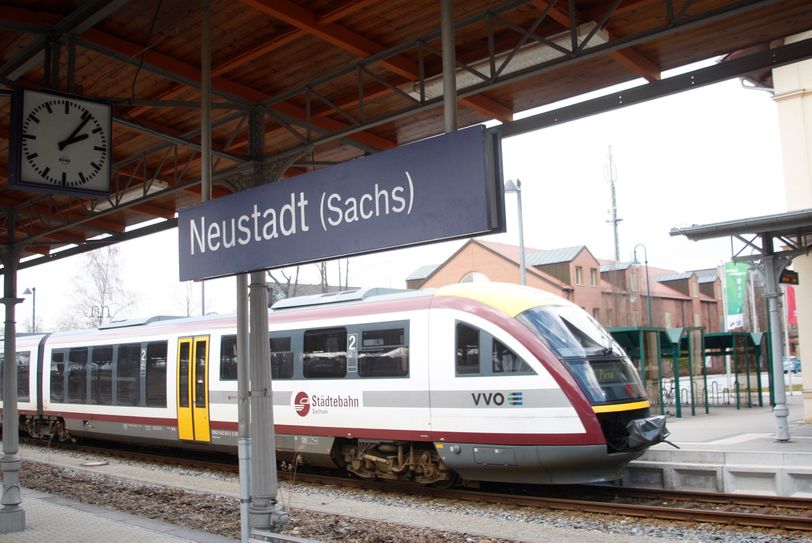 Ein alltägliches Bild – die Städtebahn hält auf dem Neustädter Bahnhof. Sollten die Streichungspläne aktuell werden, wäre Schluss damit.                                           Foto: D. Förster