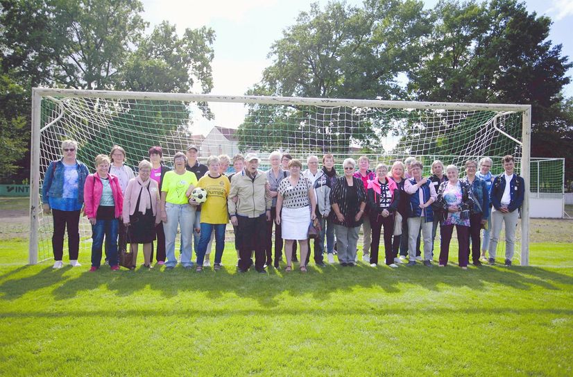 Ein Erinnerungsfoto auf dem Rasen im Jahnstadion durfte bei dem Treffen natürlich nicht fehlen.