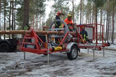 Feuerwehrleute erlernen richtige Schnitttechnik am Baumbiegesimulator. Foto: Landratsamt Görlitz