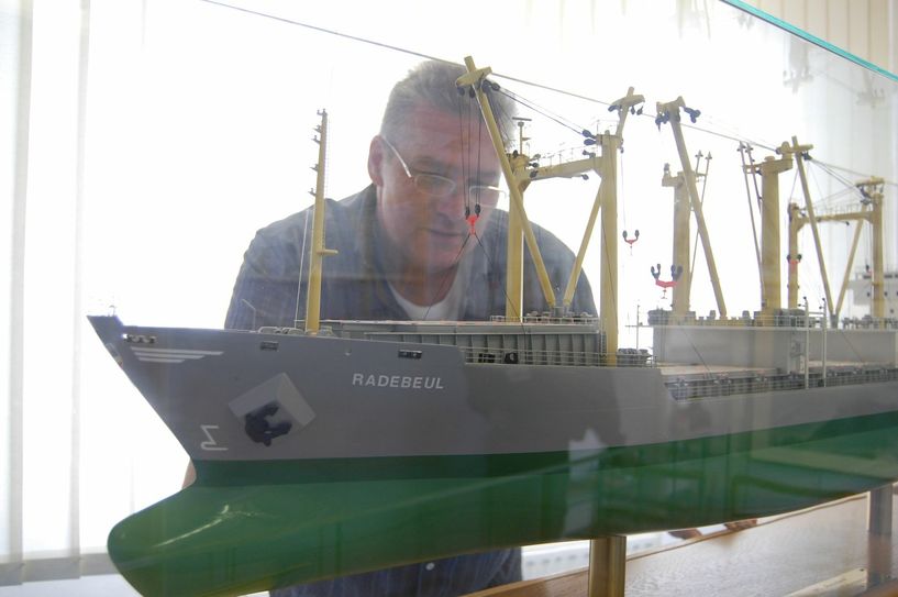 Museums-Chef Hans Joachim Stephan an der MS "Radebeul". Foto: Archiv