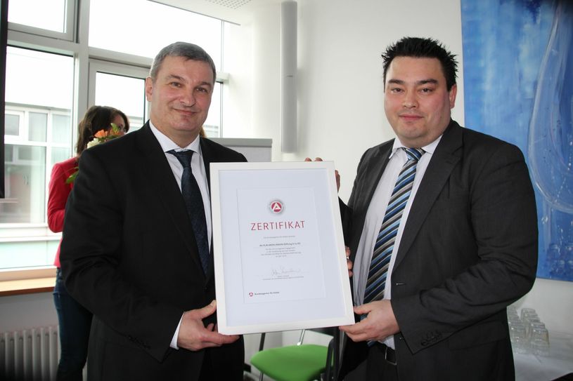V.l.: Steffen Leonhardi (Arbeitsagentur) überreichte das Ausbildungszertifikat an Frank Ohi (Elblandkliniken). Foto: Schramm