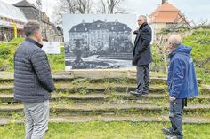 Landrat Ralf Hänsel (2.v.r.) mit Bürgermeister Rico Weser (l.) im Rittergut Tiefenau.