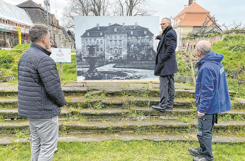 Landrat Ralf Hänsel (2.v.r.) mit Bürgermeister Rico Weser (l.) im Rittergut Tiefenau.