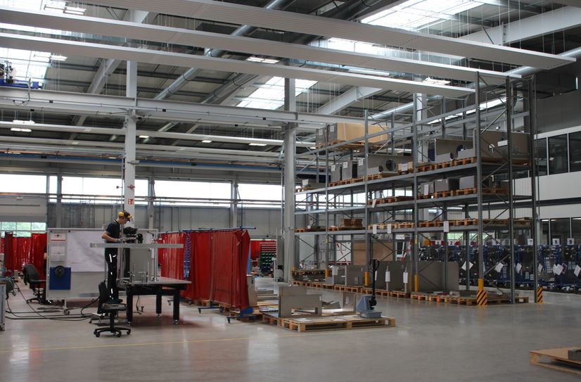 Blick in eine der neuen Hallen. Insgesamt ist die Produktionsfläche durch die neuen Gebäude um mehr als 9000 Quadratmeter gewachsen.