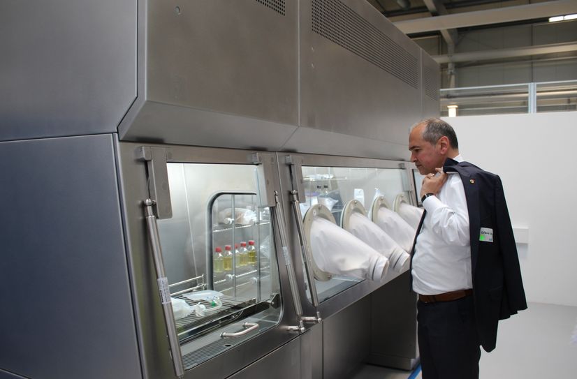 Der Görlitzer Oberbürgermeister Octavian Ursu war einer der Gäste bei der feierlichen Einweihung der neuen Hallen. Hier steht er vor einem der Isolatoren, die in Hagenwerder hergestellt werden.