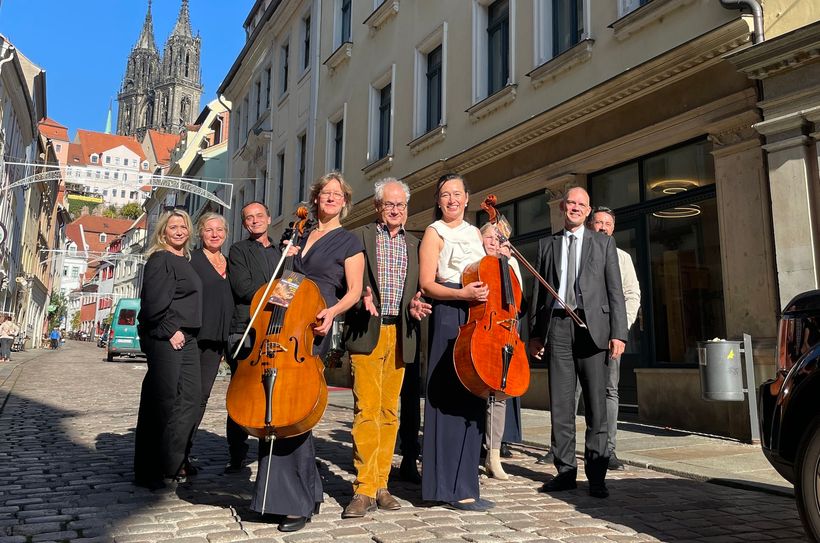 Die Vorbereitungen starten: Die Organisatorengruppe für die Neuen - Jubiläums - Burgfestspiele 2025 kann noch weiter wachsen.  Bisher dabei sind bisher:  Die Geschäftsführerin der Elbland Philharmonie Sachsen, Carola Gotthardt, Theater-Chefin Ann-Kristin Böhme, Projektkoordinator Holger May, Cellistin Sandra Bohrig, Schauspieler Tom Pauls, Bürgermeister Markus Renner, Cellistin Beate Hofmann, Renate Fiedler vom Freundeskreis Theater Meißen, Kulturreferentin Sara Engelmann, Schirmherr und Landrat Ralf Hänsel und Christian Friedel, Leiter des Amtes für Stadtmarketing, Tourismus und Kultur.