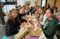 Eier nach sorbischer Handwerkskunst können an Gründonnerstag, 17. April, ab 16 Uhr wieder im Rathausfoyer gestaltet werden. Hartgekochte Eier bitte mitbringen.