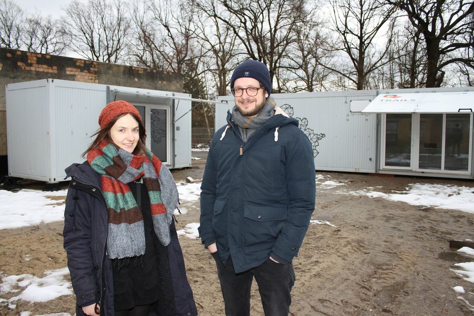Emily Krause und Patrick Pirl vor den Containern, in denen das Lokallabor ein neues Zuhause findet.