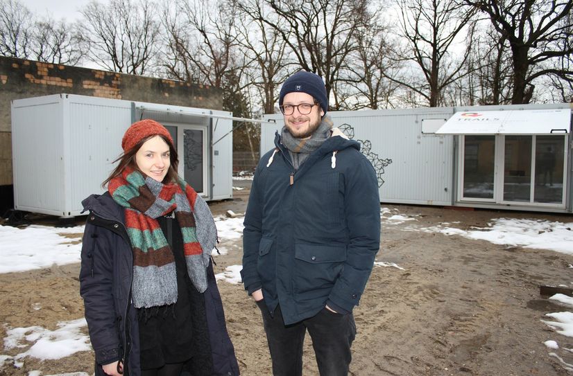 Emily Krause und Patrick Pirl vor den Containern, in denen das Lokallabor ein neues Zuhause findet.